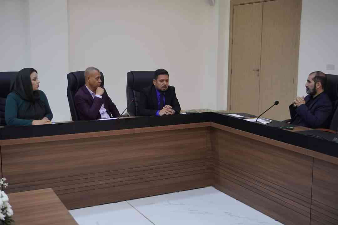 المعاون الاداري يعقد اجتماع بحث و مناقشة آلية منح الموافقات الدراسية لموظفي الديوان .