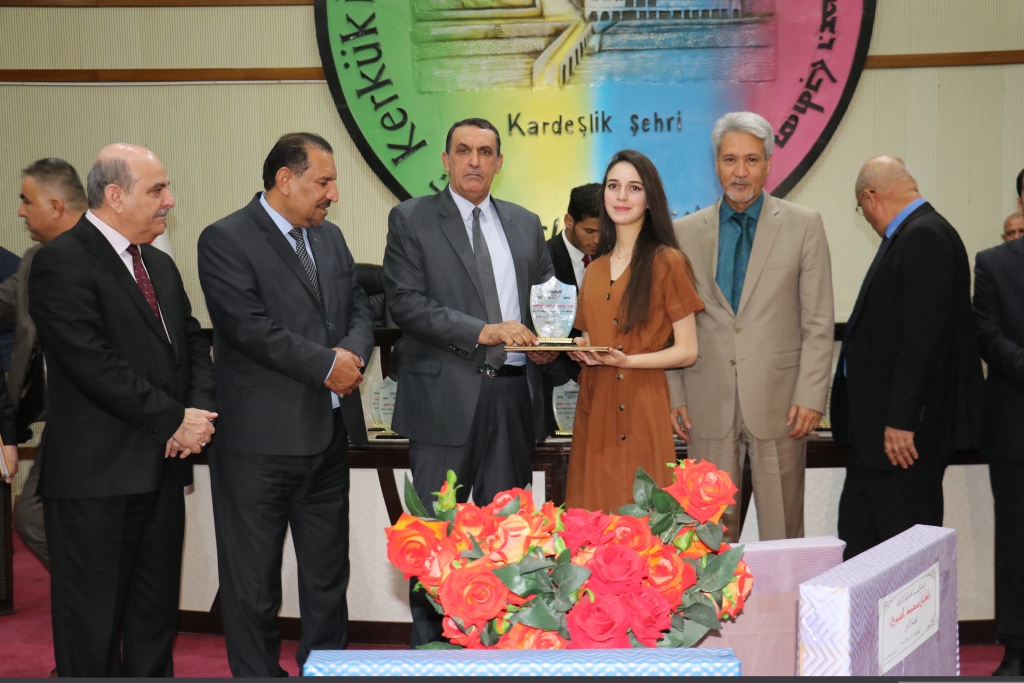  الجبوري  يكرم الطلبة الأوائل بالدراسة العربية والكردية والتركمانية والسريانية .