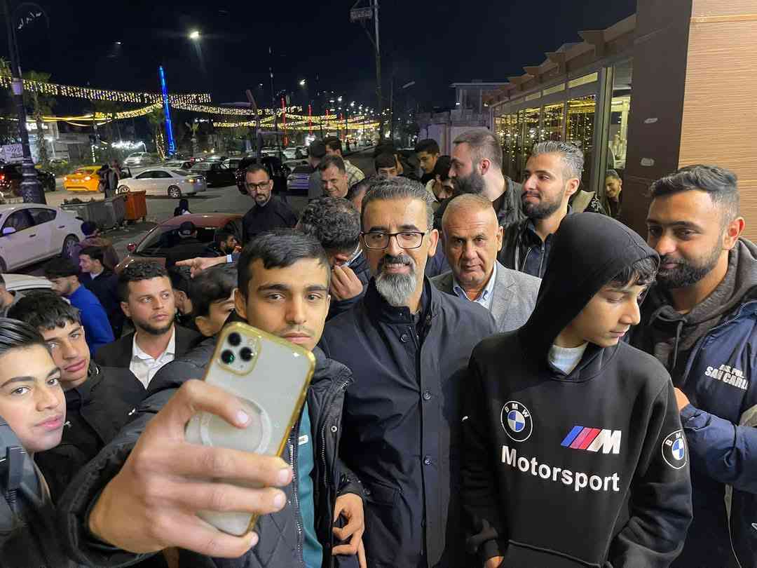 بسعادة وفرح وسلام     محافظ كركوك ريبوار طه مصطفى   يقف مع مواطني كركوك