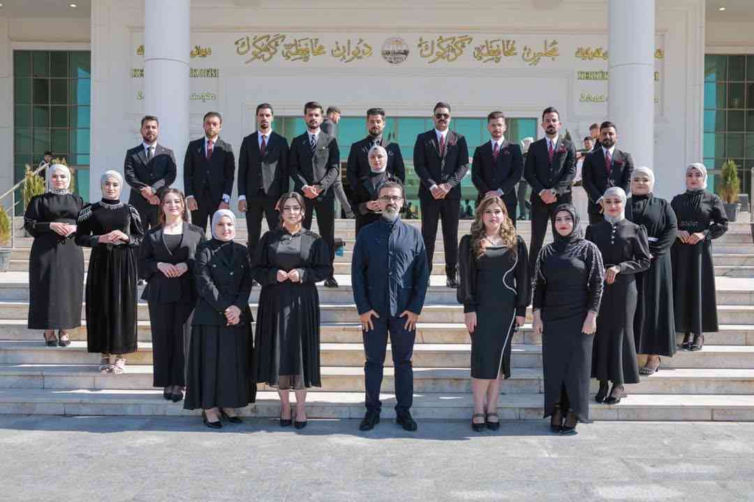 السيد محافظ كركوك ريبوار طه مصطفى   يقف مع عدد من الطلبة خريجي الكليات