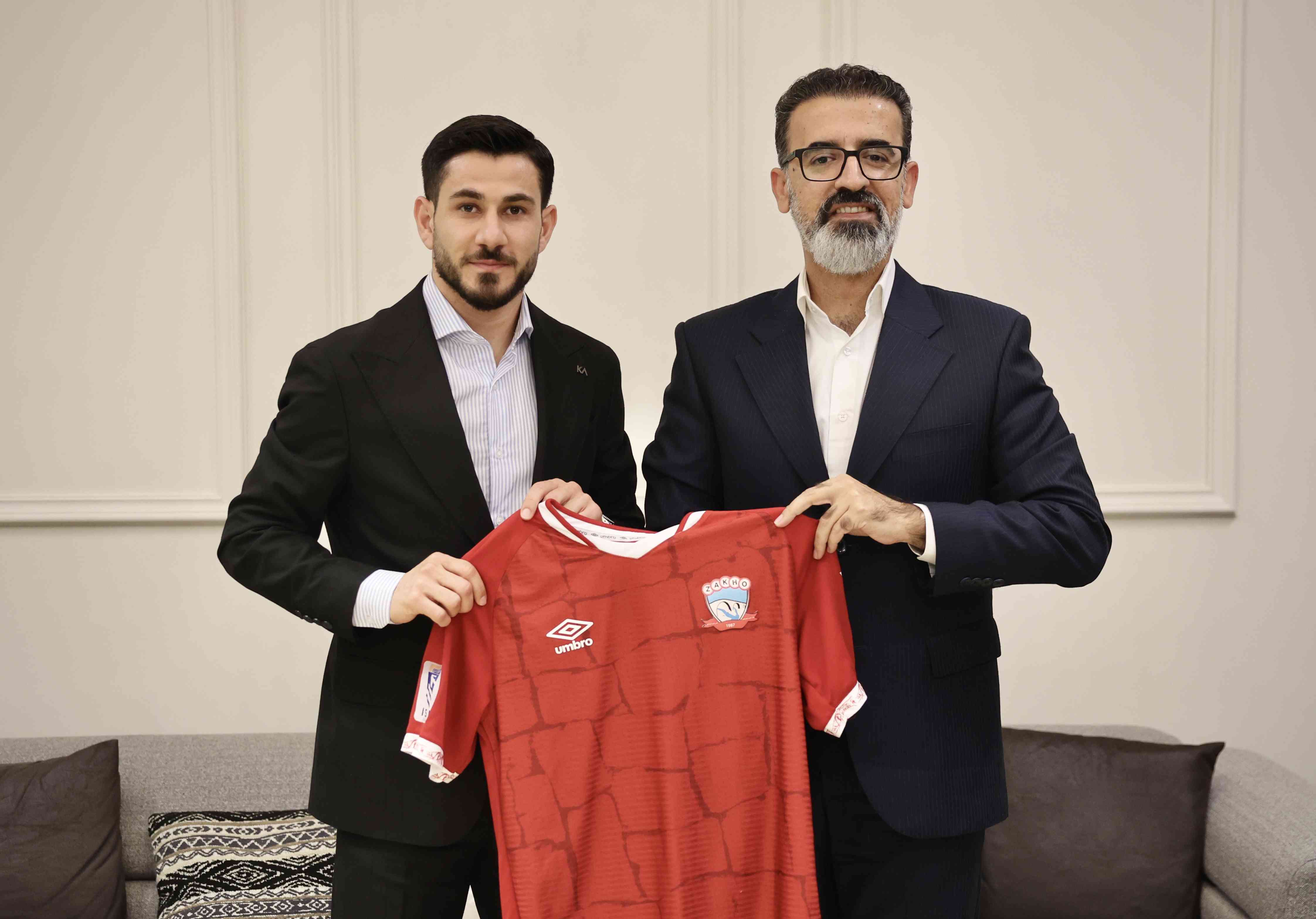 شيركو يهدي قميص نادي زاخو لمحافظ كركوك.