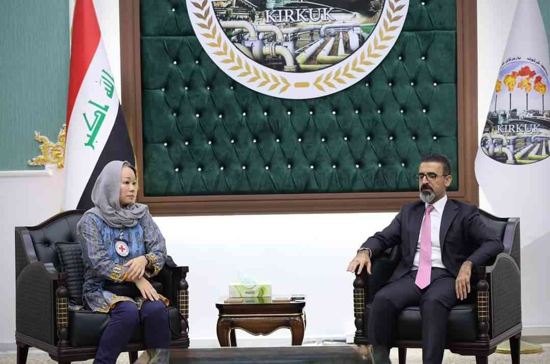 بحث السيد محافظ كركوك ريبوار طه مصطفى مع السيدة كيلنور پانغلونغت شانك نائب رئيس بعثة الصليب الأحمر في العراق جهود الإنسانية للصليب الأحمر واهميته .