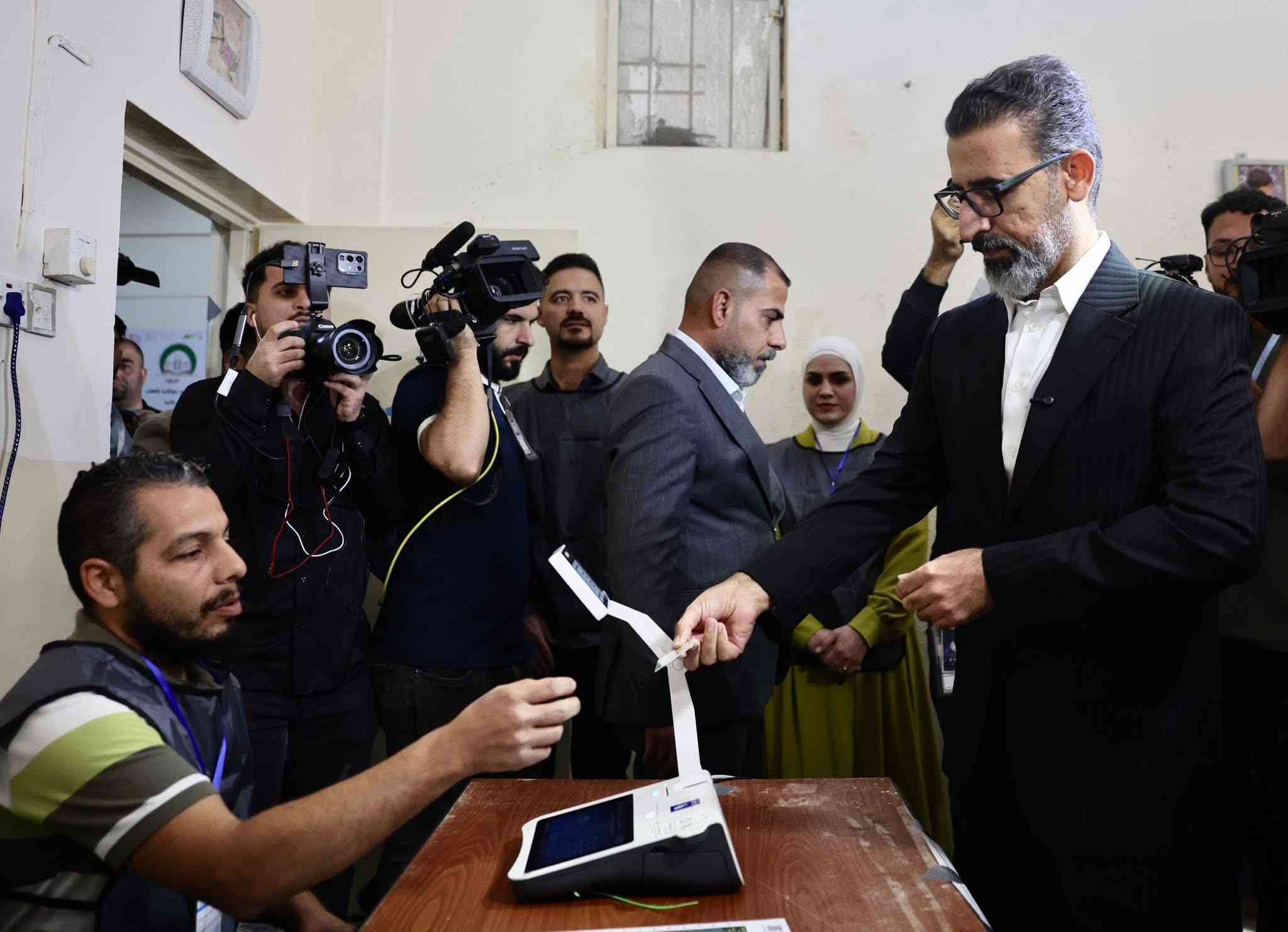 أدلى محافظ كركوك السید ريبوار طه   بصوته