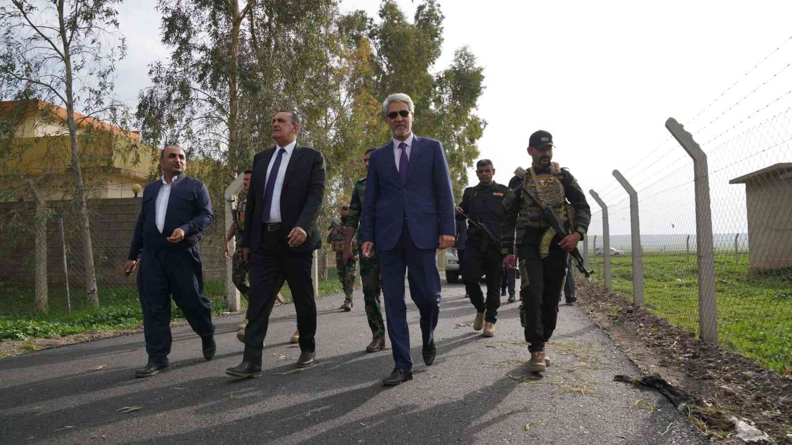 السيد محافظ كركوك ..  يتابع ميدانياً اعمال التبليط وتأمين الخدمات في قرى گلوزي وگه وه ني  وقادر باغر  وكلور وبيباني الصغير في ناحية التون كوبري .