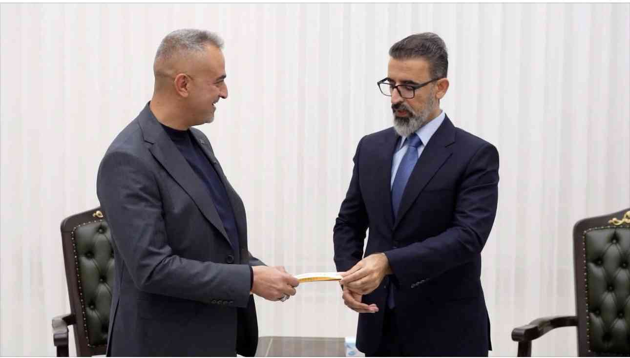 وجه السيد نقيب الصحفيين العراقيين مؤيد اللامي كتاب شكر وتقدير للسيد محافظ كركوك ريبوار طه .