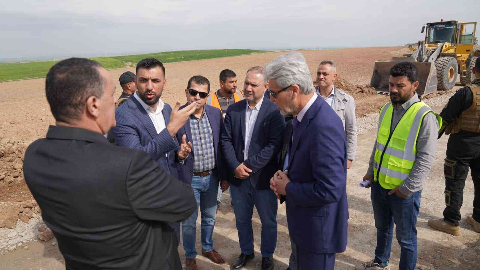 السيد محافظ كركوك ..  يتابع ميدانياً اعمال توسعة وتطوير جسر قچر على طريق كركوك /اربيل .