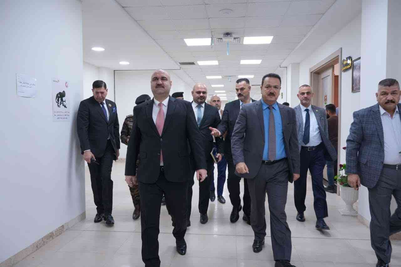 مع بدأ الدوام الرسمي  محافظ كركوك السيد محمد سمعان اغا يقوم بجولة في عدد من أقسام ديوان محافظة كركوك 