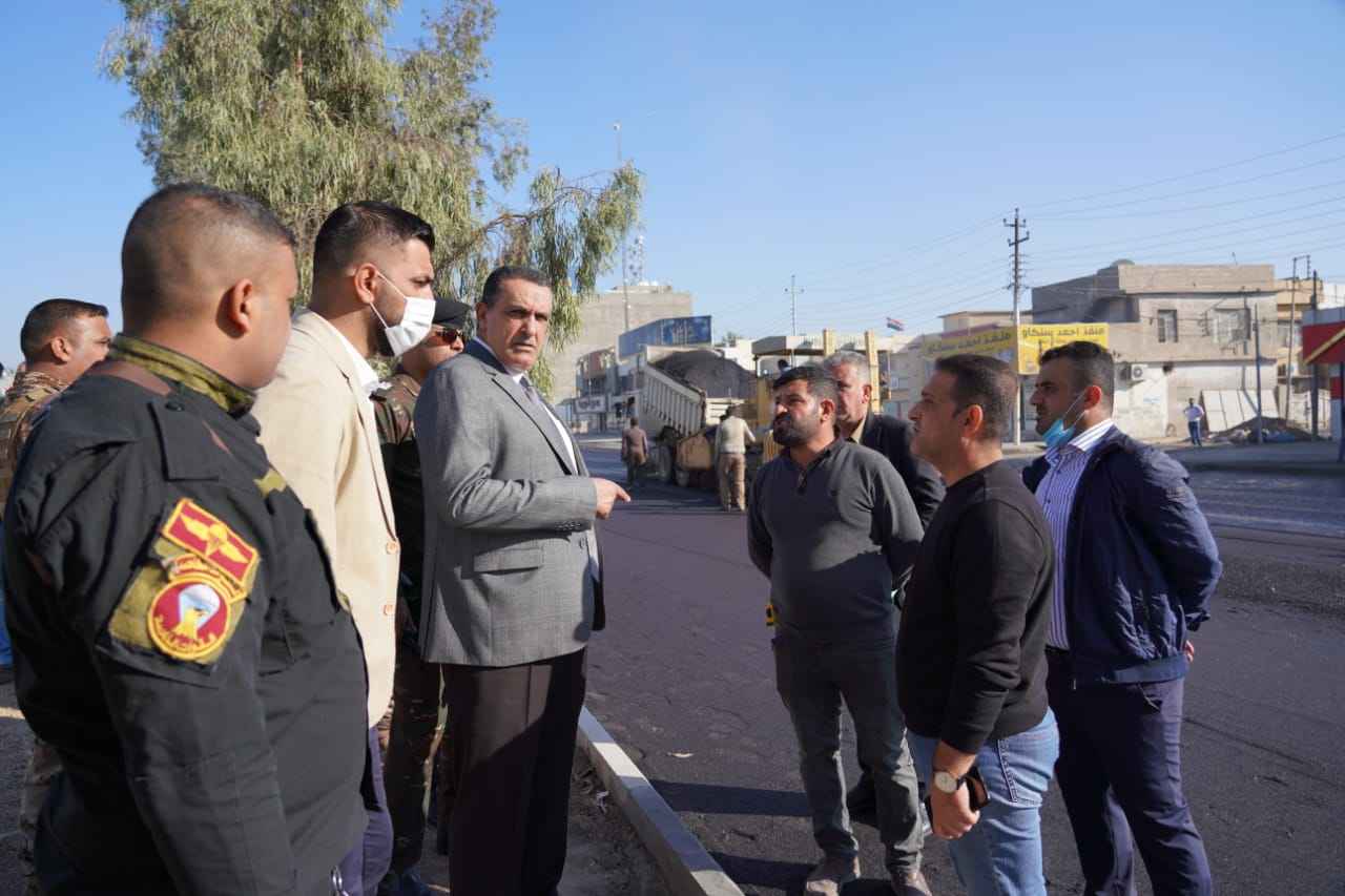      الجبوري  يتابع ميدانيا اعمال التبليط بشارع طريق بغداد وسط كركوك 