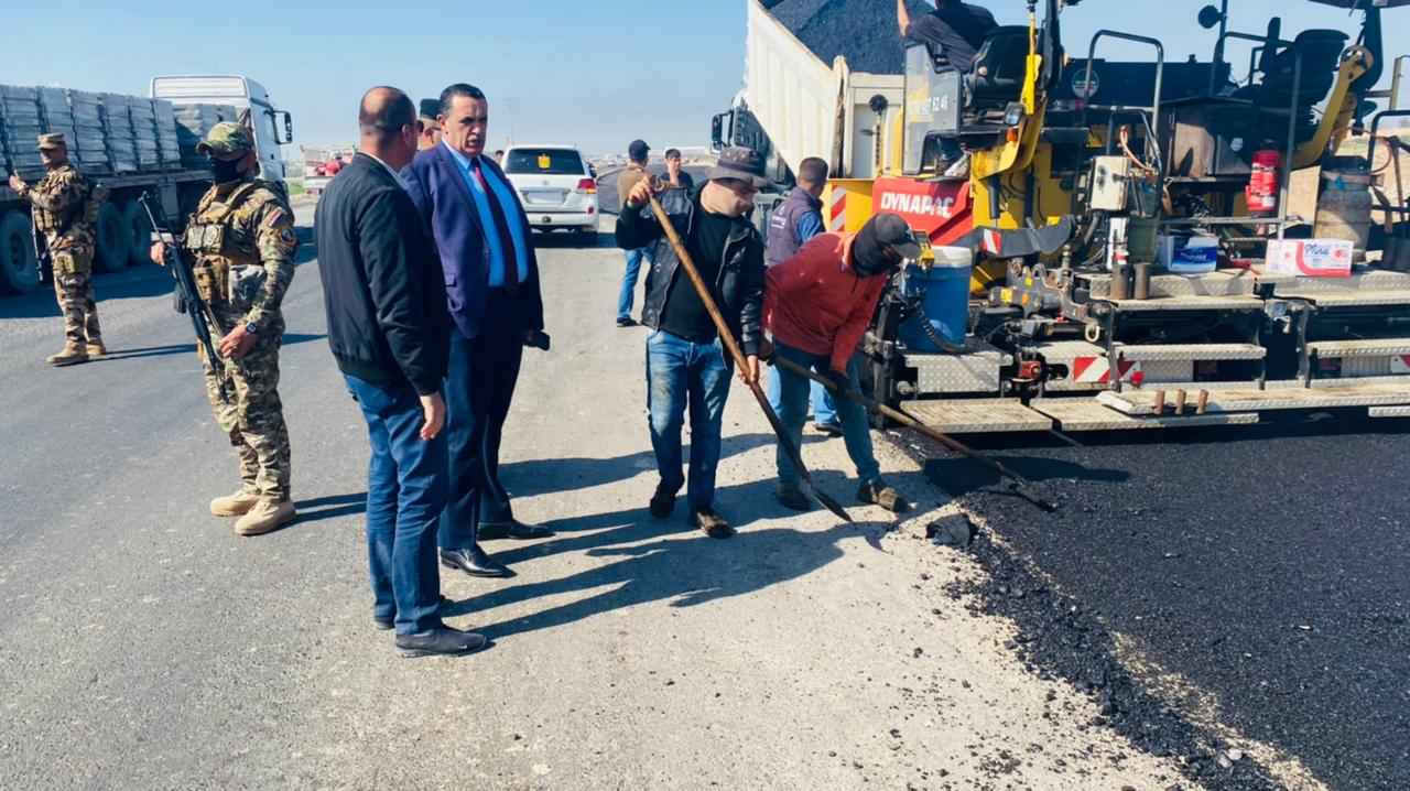 الجبوري يتابع ميدانيا اعمال التبليط بشارع المطار بمدينة كركوك .