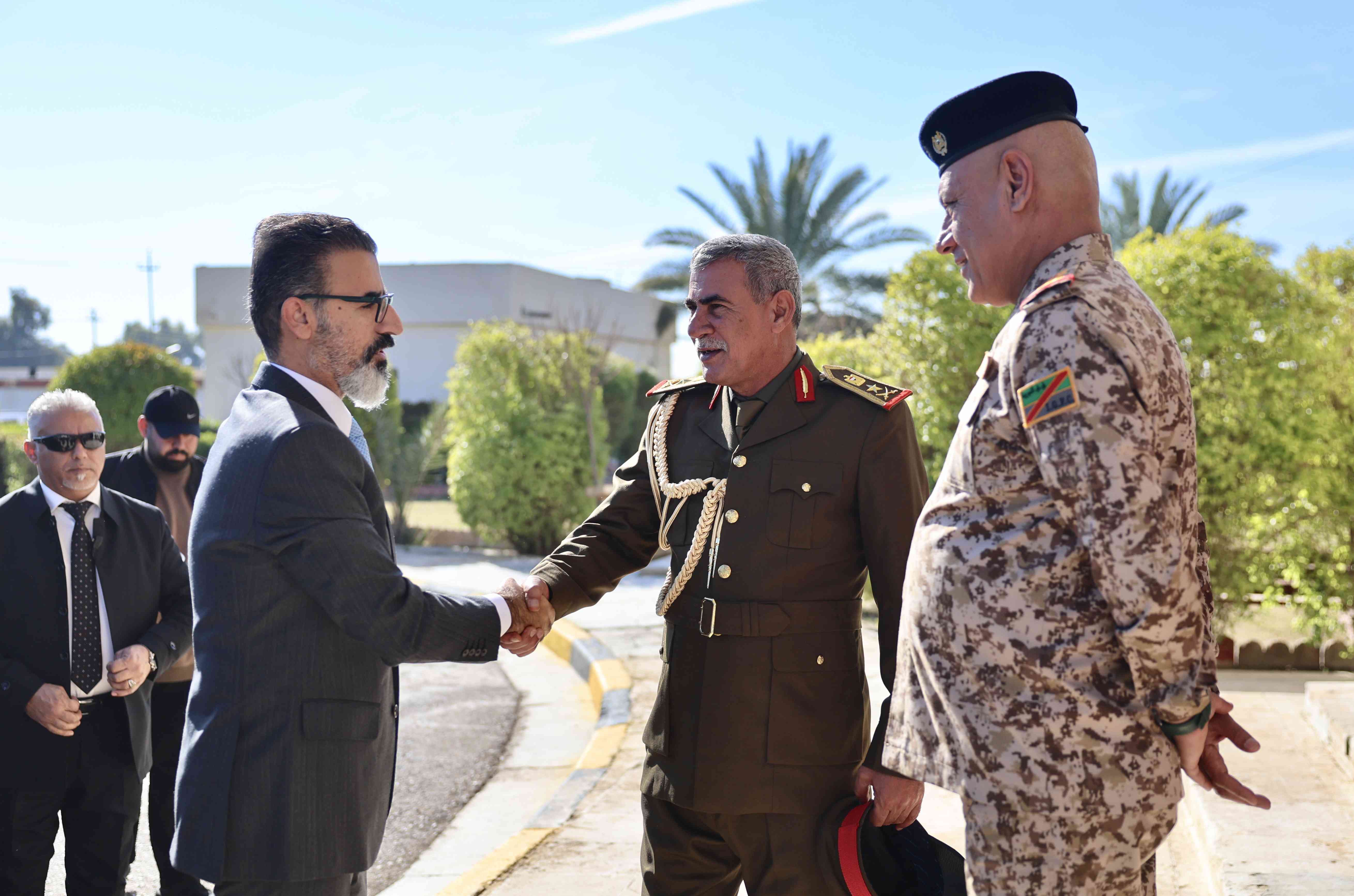 هنأ السيد محافظ كركوك ريبوار طه   رئيس اللجنة الامنية العليا قائد عمليات كركوك الفريق الركن صالح حرز بالذكرى الـ105 لتأسيس الجيش العراقي ،