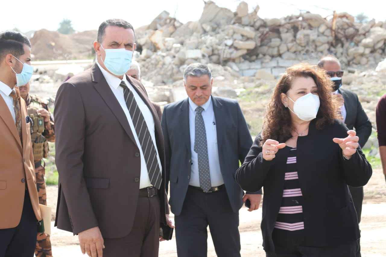 الجبوري ومديرة برنامج الأمم المتحدة الأنمائي في العراق (UNDP) يطلعون على حجم الدمار في احدى القرى المهدمة غرب كركوك .