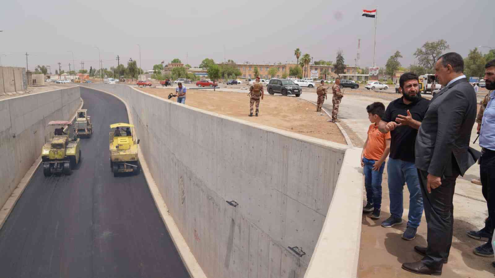 محافظ كركوك ..  يتابع ميدانياً اعمال التبليط لمشروع نفق مجسر عرفة مع تأهيل وتطوير المقتربات وانشاء المساحات الخضراء باشراف مديرية بلدية كركوك  .