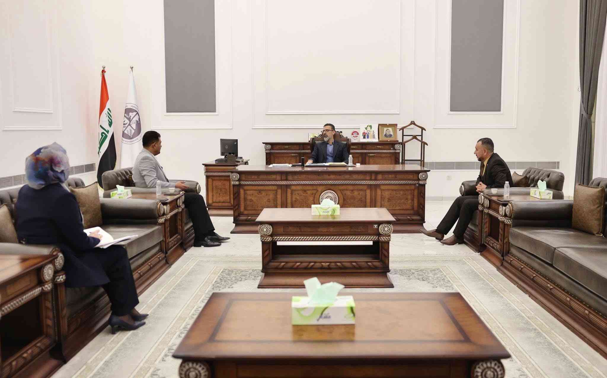 بحث السيد محافظ كركوك ريبوار طه  مع مدراء دوائر الضريبة سعد شكور جمعة مدير ضريبة كركوك الاولى وحبيب مطلك جاسم مدير ضريبة كركوك الثانية واقع عمل دوائرهم .