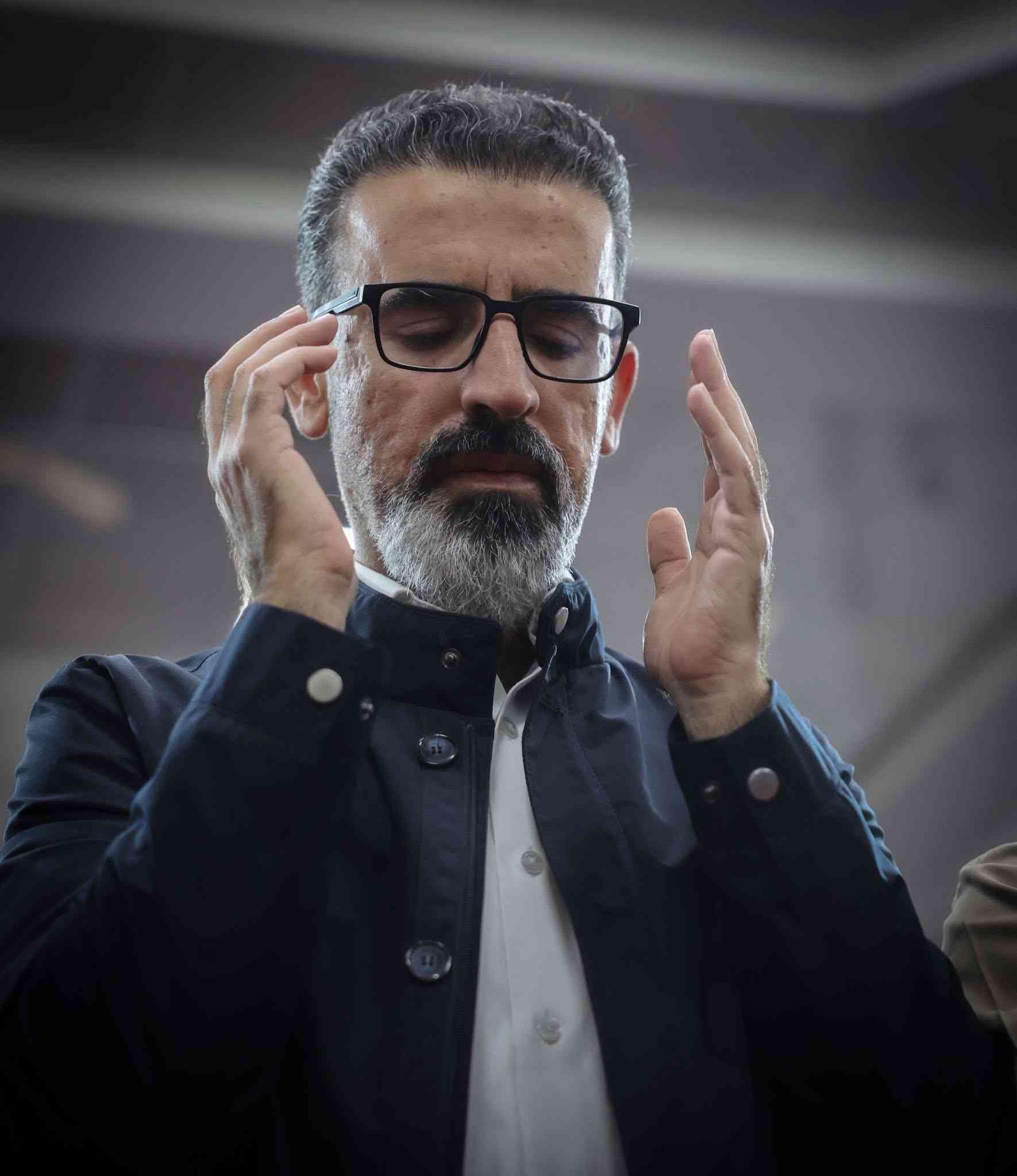 أدى محافظ كركوك، السيد ريبوار طه، صلاة العيد في جامع (الحق) بحي الدروازة. 