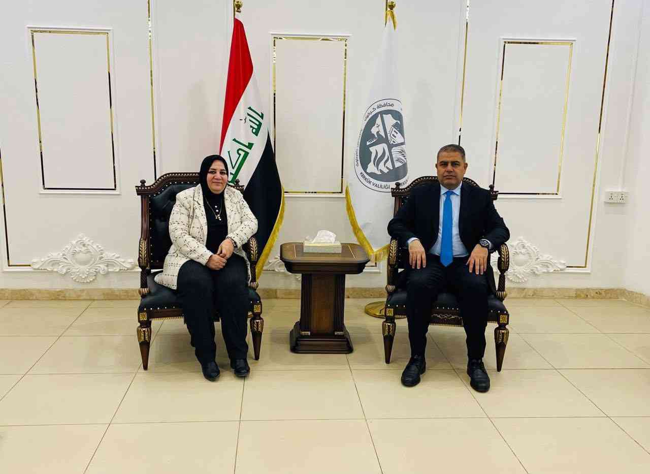 النائب الأول لمحافظ كركوك الدكتور ياوز حميد محمود يستقبل السيدة شادية أحمد مدير قسم رعاية المرأة في كركوك.