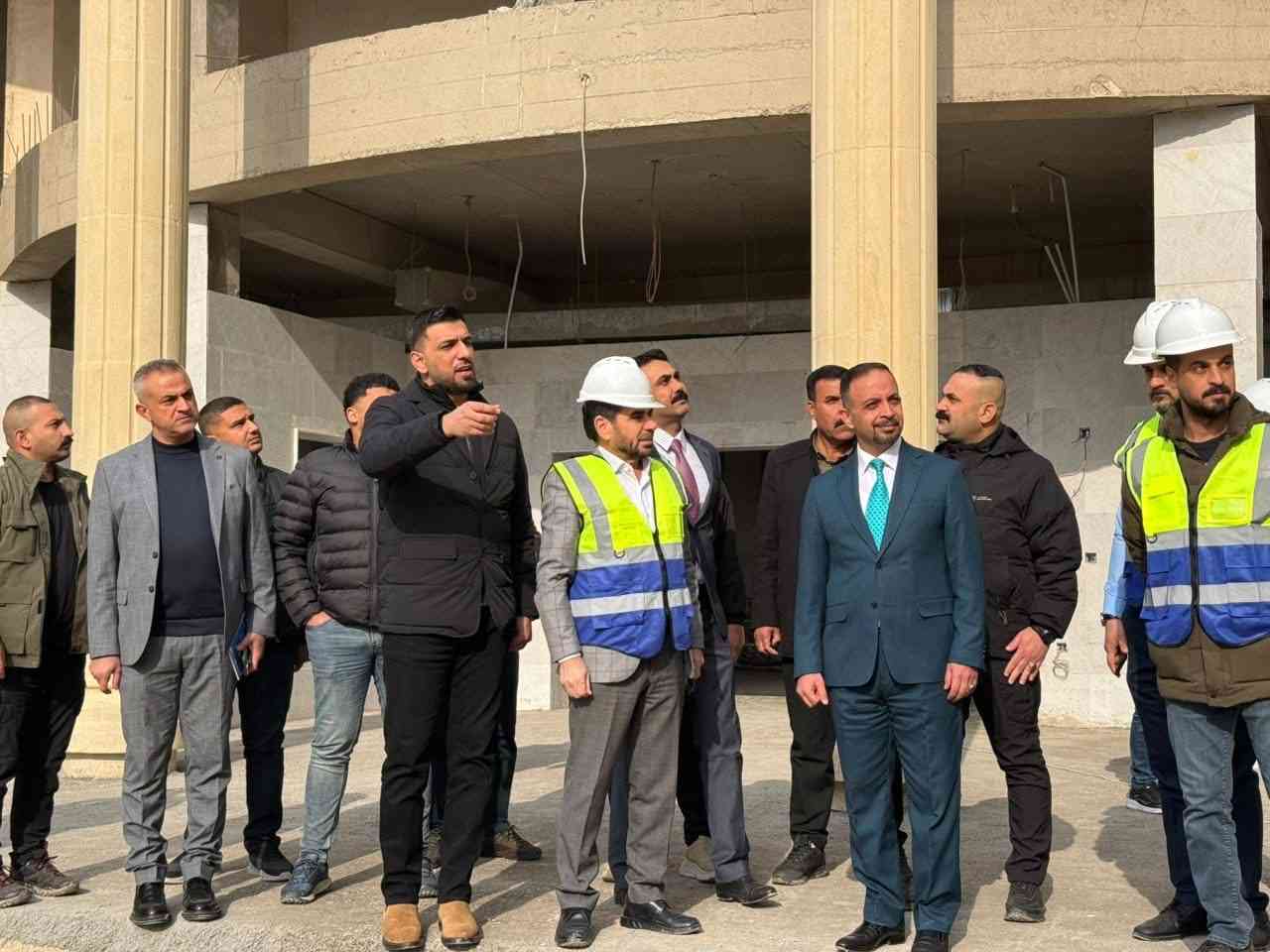 النائب الفني الدكتور إبراهيم تميم يطلع الأعمال التكميلية لتنفيذ مستشفى الحويجة.