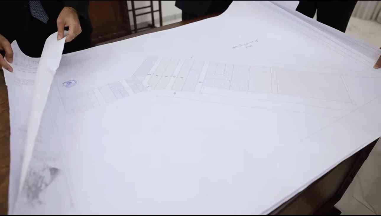 صادق السيد محافظ كركوك ريبوار طه   على مخطط القطاعات الصناعية ضمن الحي الصناعي (الصناعات الغذائية المتنوعه )